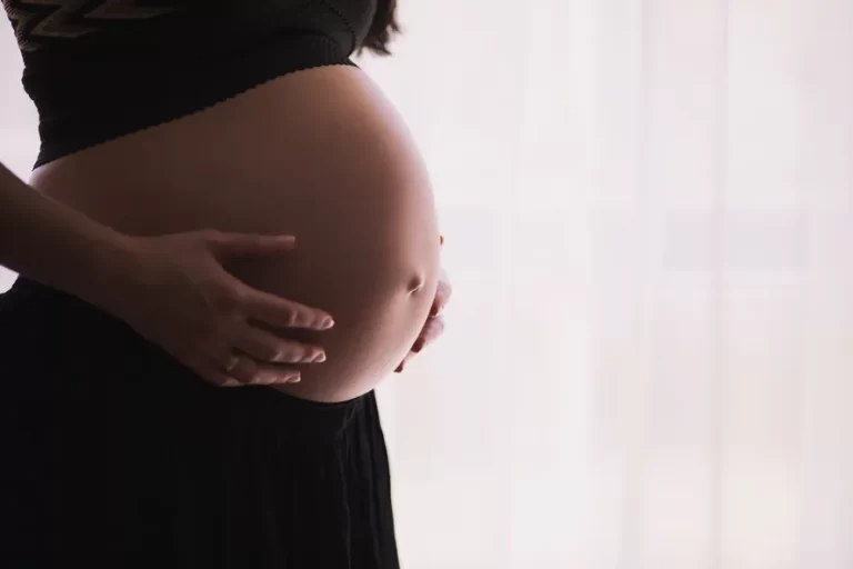 Está grávida e sozinha? A lei pode te ajudar com despesas da gestação